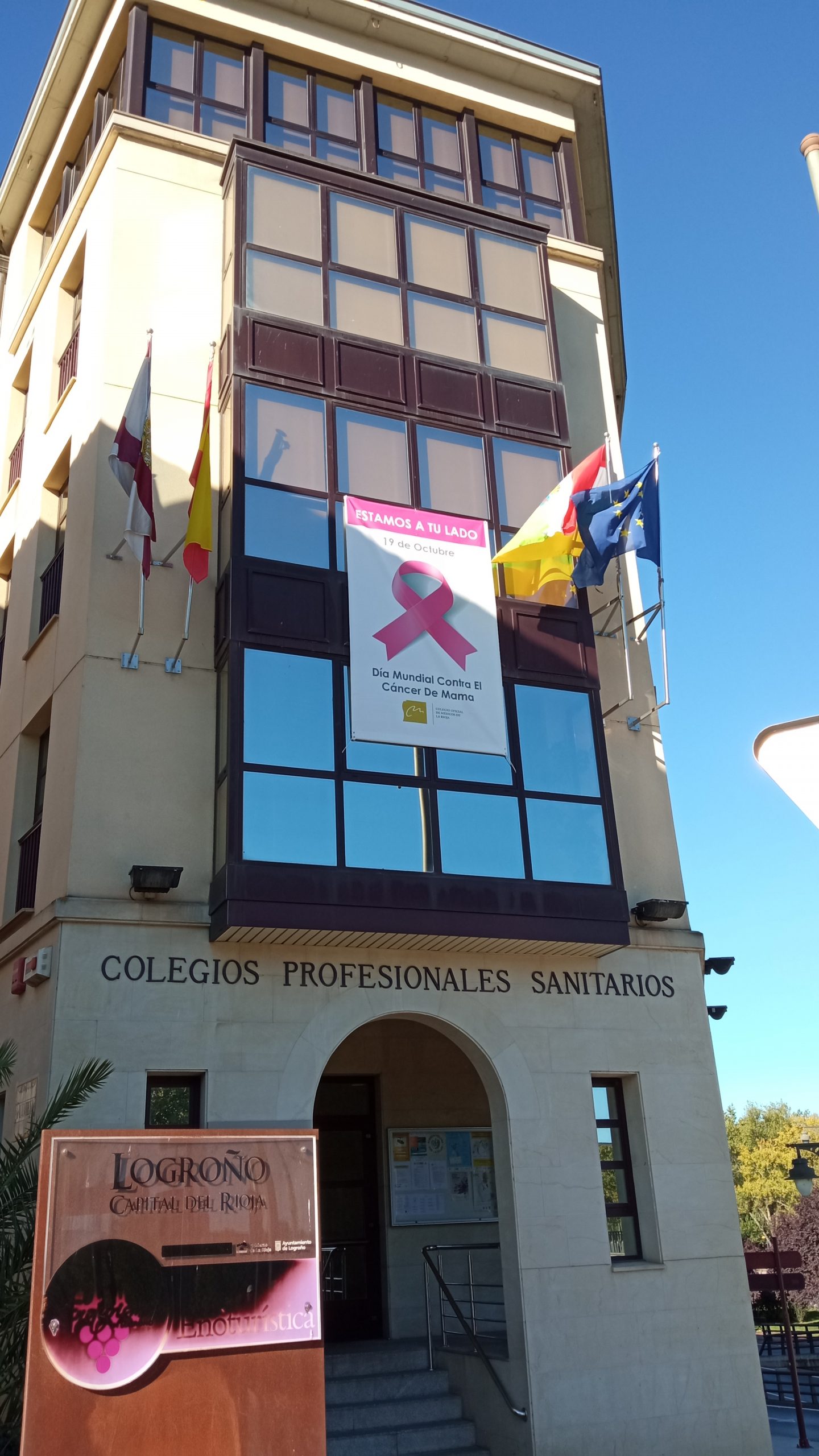 Pancarta del Día Mundial contra el Cáncer de Mama en la fachada del Colegio de Médicos de La Rioja