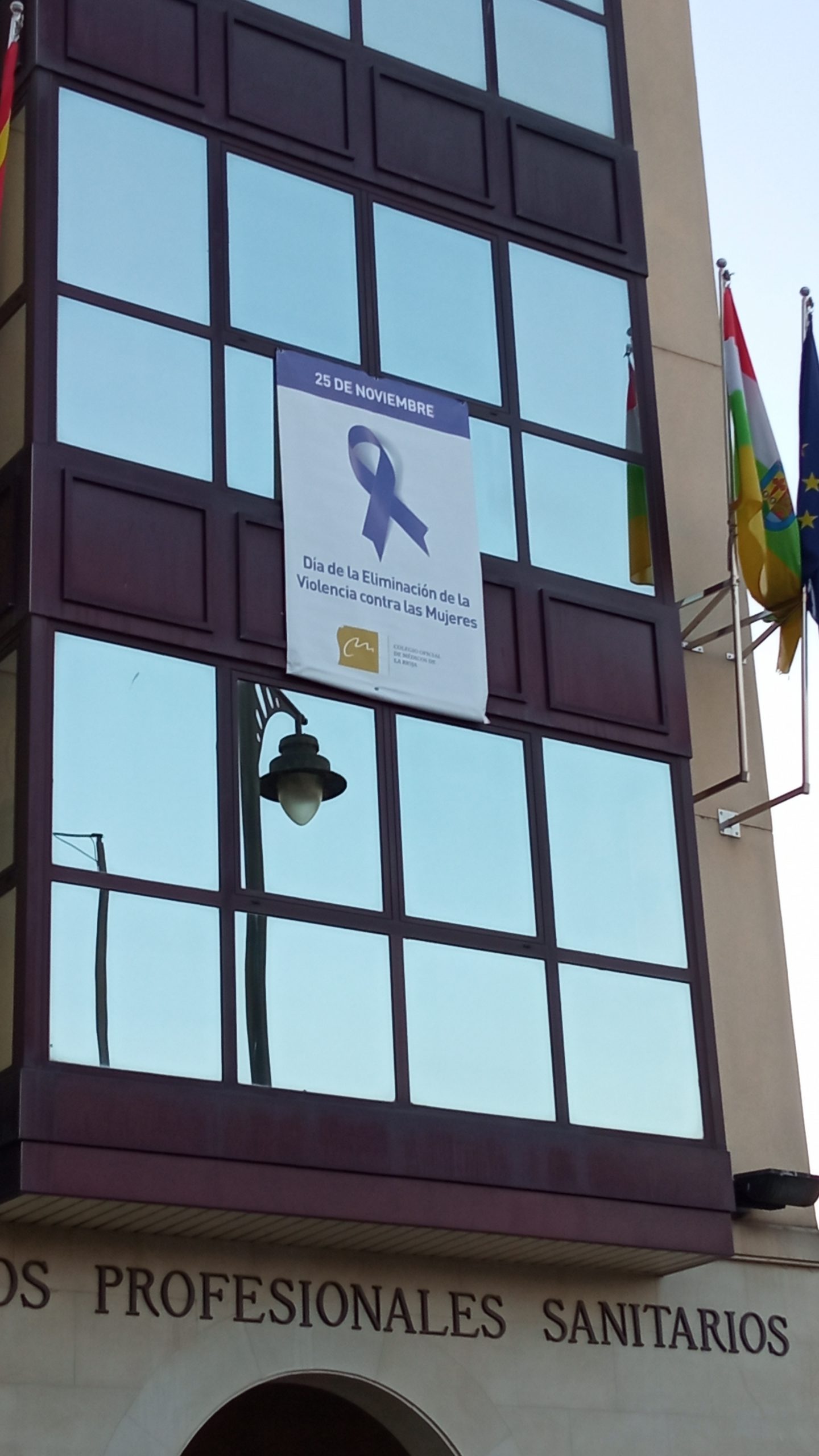 Pancarta contra la violencia machista en la fachada del Colegio de Médicos de La Rioja