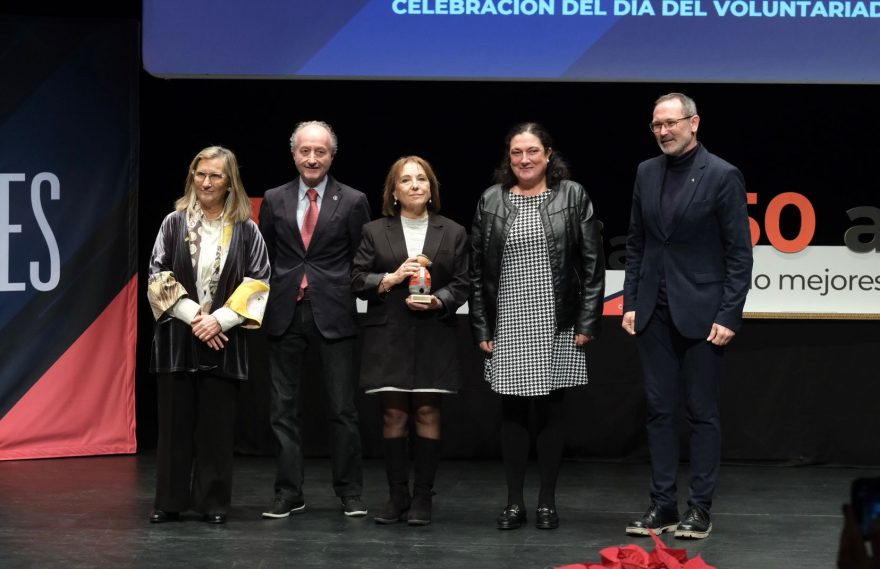 Médicos y enfermeras jubilados reciben el reconocimiento de Cruz Roja
