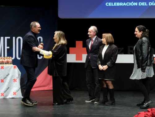 El concejal Rubén Antoñanzas entrega el reconocimiento de Cruz Roja a la presidenta del Colegio de Médicos