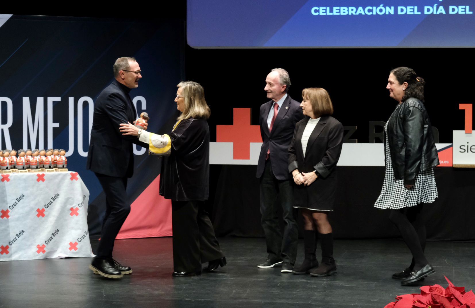 El concejal Rubén Antoñanzas entrega el reconocimiento de Cruz Roja a la presidenta del Colegio de Médicos