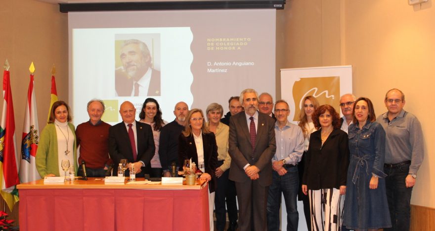 Antonio Anguiano, con la Junta de Gobierno del Colegio de Médicos de La Rioja