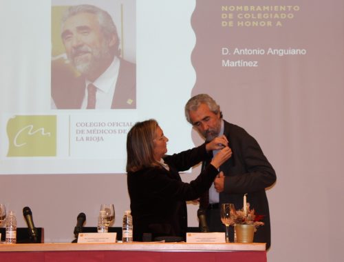 La presidenta impone la insignia a Antonio Anguiano