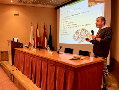 Federico Castillo en su charla sobre el ictus